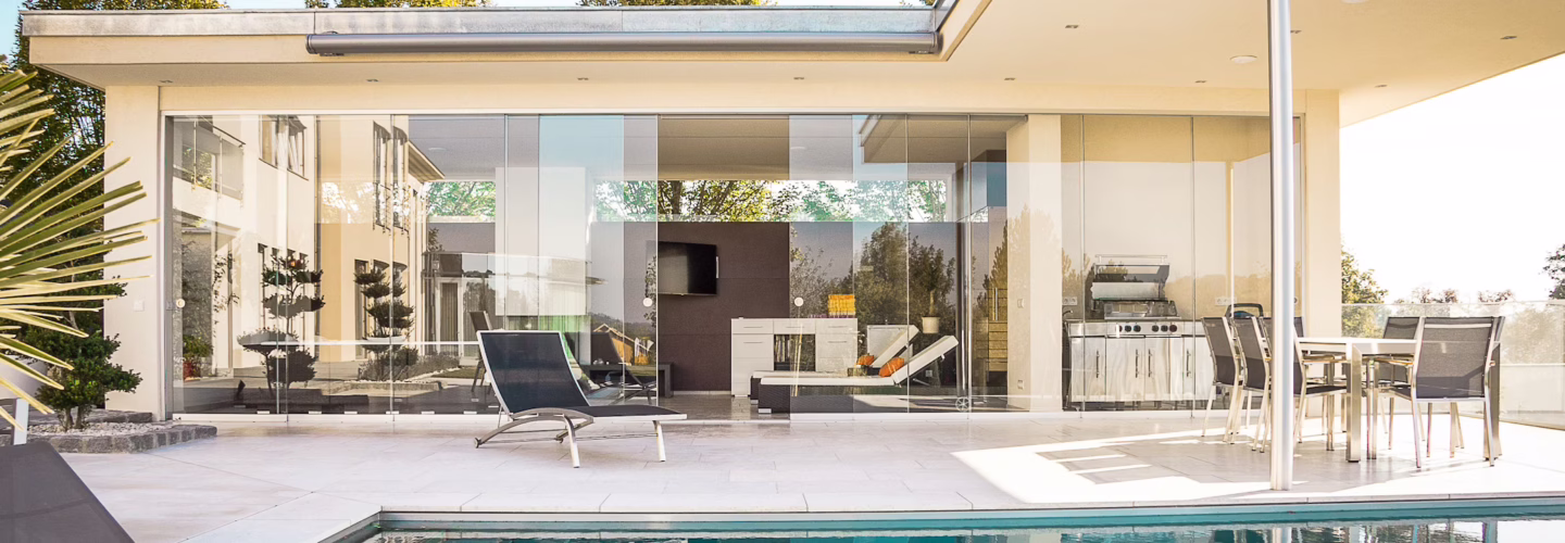 photo-1582268611958-ebfd161ef9cf